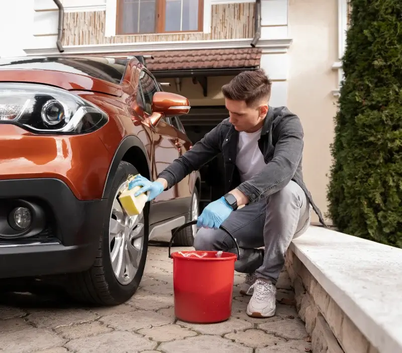 Lavage auto à domicile Saint-Vincent-d'Olargues : professionnel intervenant sur un véhicule